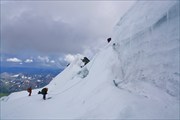 2010-08-08_15.00.49_Спуск с ТКТ через бергшрунд на Восточное пла